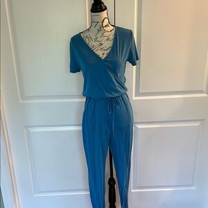 Chic Blue Jumpsuit with elastic tie waist Design